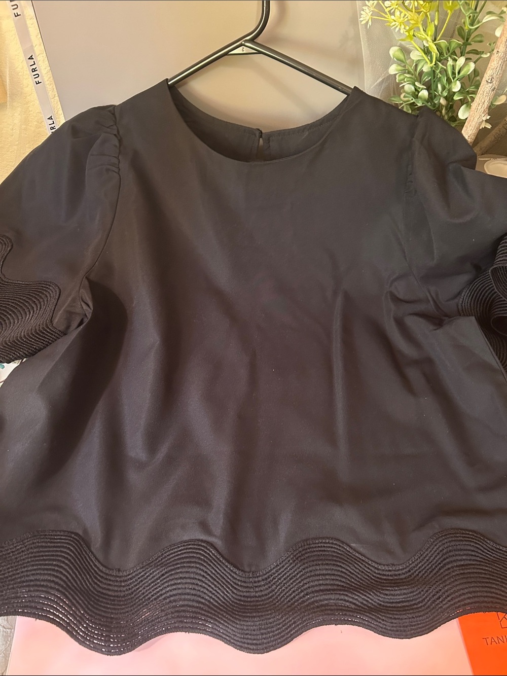 Women's Black Scalloped-Hem Puff Sleeve Blouse